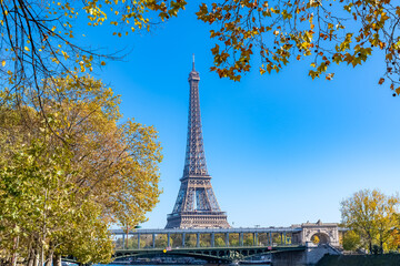 Fototapeta na wymiar Paris, the Bir-Hakeim bridge on the Seine, with the Eiffel Tower in autumn 