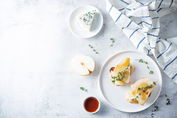 Blue cheese pear thyme toasts in a plate