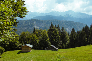 Hütte auf der grünen Wiese in den Bergen