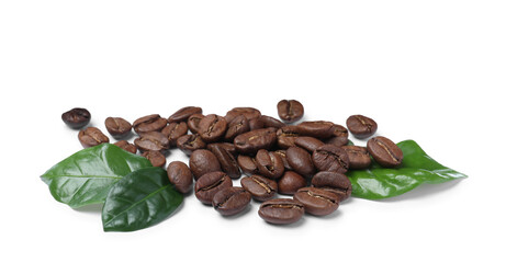 Naklejka premium Pile of roasted coffee beans with fresh leaves on white background