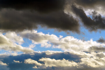 Fototapeta premium The sunset sky is blue with dark and light clouds above.