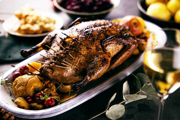 Köstlich angerichtetes Fleisch mit Beilagen auf rustikalem HIntergrund. Ente oder Gans auf einem Weihnachtstisch.