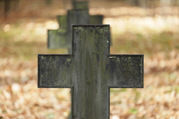 Stary stalowy krzyż na cmentarzu z wojskowym z pierwszej wojny światowej. - obrazy, fototapety, plakaty