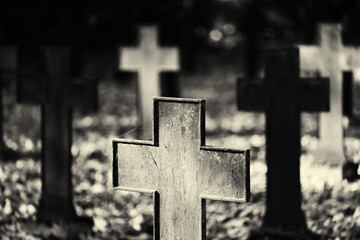 Stary stalowy krzyż na cmentarzu z wojskowym z pierwszej wojny światowej czarno biały