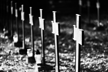 Stary stalowy krzyż na cmentarzu z wojskowym z pierwszej wojny światowej czarno biały - obrazy, fototapety, plakaty