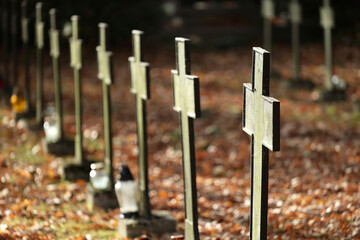 Stary stalowy krzyż na cmentarzu z wojskowym z pierwszej wojny światowej.