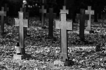Stary stalowy krzyż na cmentarzu z wojskowym z pierwszej wojny światowej czarno biały. 