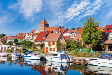 Altstadt von Plau am See in Mecklenburg-Vorpommern, Deutschland – kleine Boote am Fluss Elde - obrazy, fototapety, plakaty