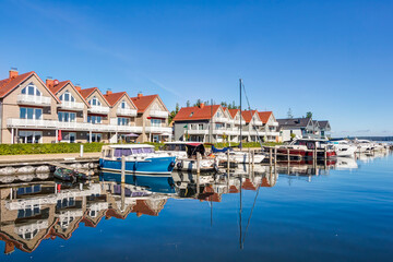 Kleiner Hafen von Plau am See in Mecklenburg-Vorpommern, Deutschland - obrazy, fototapety, plakaty