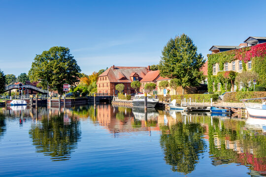 Altstadt von Plau am See in Mecklenburg-Vorpommern, Deutschland &ndash; kleine Boote am Fluss Elde