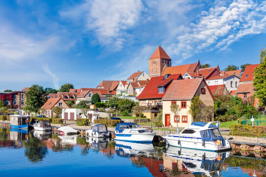 Altstadt von Plau am See in Mecklenburg-Vorpommern, Deutschland – kleine Boote am Fluss Elde