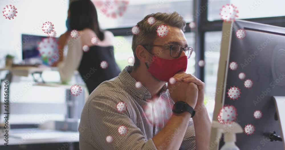 Poster Animation of covid 19 cells floating over man in face mask using computer in office