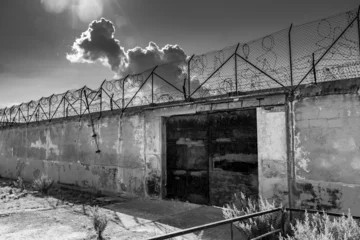 Papier Peint photo Plage de La Pelosa, Sardaigne, Italie Ville fantôme et ancienne prison de Trabuccato sur l& 39 île d& 39 Asinara