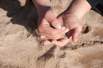 NIÑOS JUGANDO CON ARENA EN EL PARQUE, RODEADOS DE NATURALEZA Y AL AIRE LIBRE.
