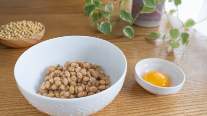 納豆と生大豆と生卵。日本の納豆。