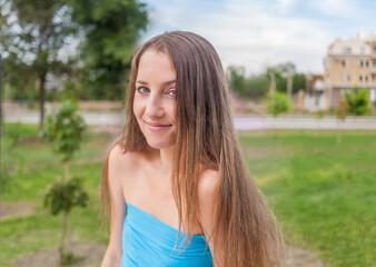Naklejka premium Summer portrait of a beautiful lady with long blond hair