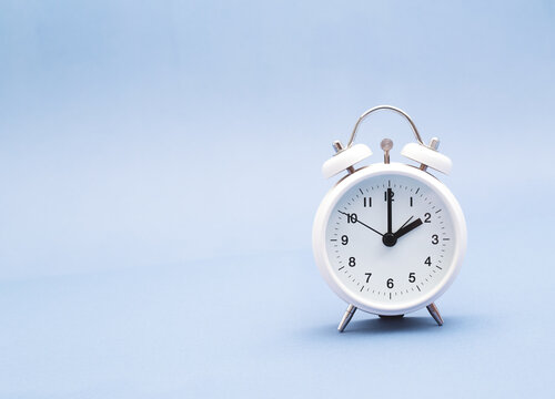 Reloj blanco marcando las 2 horas, horario de verano horario de invierno, ilustra el cambio de horario con espacio para texto