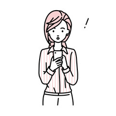 立ってスマートフォンを操作して何かに気づいて驚いたブラウスの女性