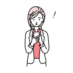 立ってスマートフォンを操作して何かに気づいて驚いたジャケットの女性