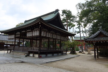 Temples and Shrines in Kyoto in Japan 日本の京都にある神社仏閣 : Hai-den Hall and Ro-mon Gate viewed from Hon-sha Main Hall in the precincts of Imamiya-jinja Shrine今宮神社の境内にある本社から眺めた拝殿と楼門