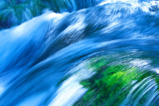 清流と苔の生えた岩, 十和田市,青森県