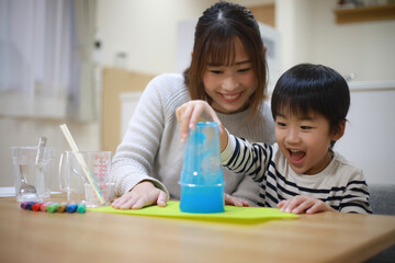 	スライムを作る親子