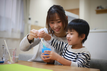 	スライムを作る親子