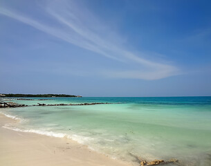 Isla Tintipan, playa del caribe colombiano. Mar de aguas turquesas. Paisaje paradisiaco. 