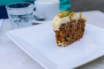Budín vegano saludable y dulce, achocolatado con semillas y crema vegetal