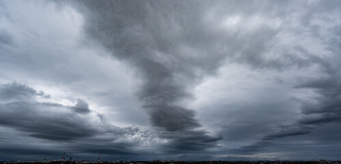 空いっぱいの層積雲と高層雲