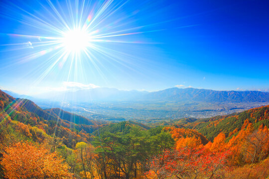 紅葉と木曽駒ヶ岳など中央アルプスの山並みとと太陽の光芒, 箕輪町,上伊那郡,長野県