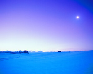 雪原と小屋のある丘と十勝連峰と朝の月, 美瑛町,上川郡,北海道