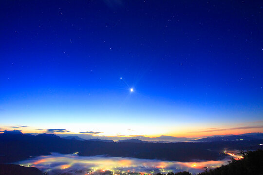 黎明の星空と月と浅間山方向の山並みと雲海, 白馬村,北安曇郡,長野県