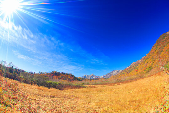 紅葉の白馬岳など白馬三山とミズバショウ湿原と太陽の光芒, 小谷村,北安曇郡,長野県