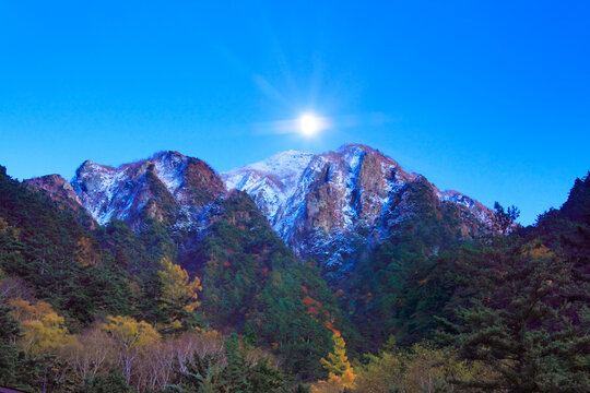新雪の六百山と薄暮の月の光芒, 松本市,長野県