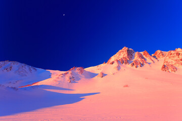 朝日に染まるサギダルの頭と千畳敷カールと月, 甲信越,駒ヶ根市,長野県