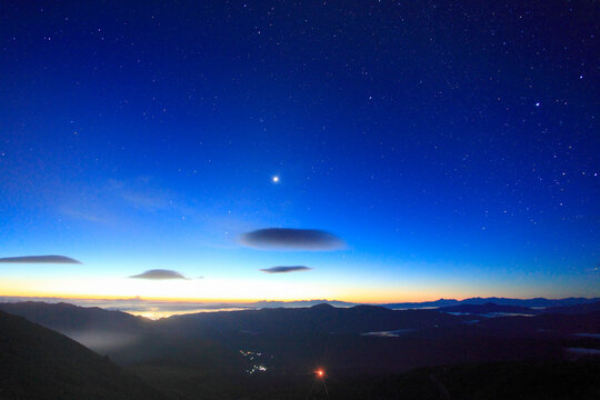 富士見岳から望む夜明けの甲斐駒ケ岳などの山並み, 日本,長野県,松本市
