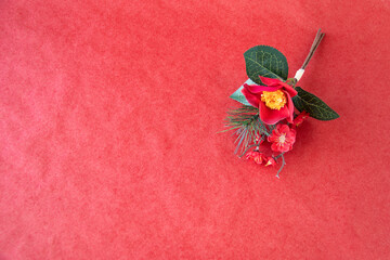 正月イメージ　赤い椿と梅と松の花束(赤バック）