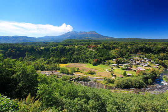 噴火する御嶽山と西野川と柳又集落, 日本,長野県,木曽郡,木曽町