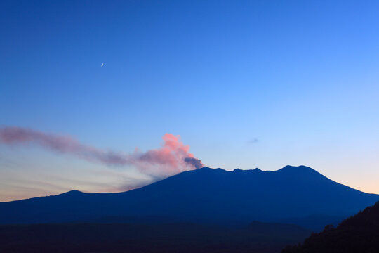 夕日に染まる御嶽山の噴煙と三日月, 日本,長野県,木曽郡,木曽町