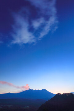 夕日に染まる御嶽山の噴煙と三日月, 日本,長野県,木曽郡,木曽町