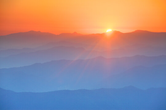 横手山から昇る朝日と山並み, 千曲市,長野県