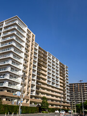 住宅街の高層マンション