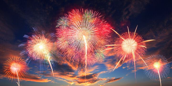 薄暮の小焼けの空と諏訪湖花火大会の花火, 諏訪市,長野県