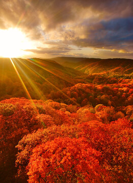 城ヶ倉大橋から望む城ヶ倉渓谷の紅葉と夕日, 日本,青森県,青森市