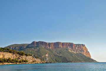 Fototapeta na wymiar le Cap Canaille vue de la mer