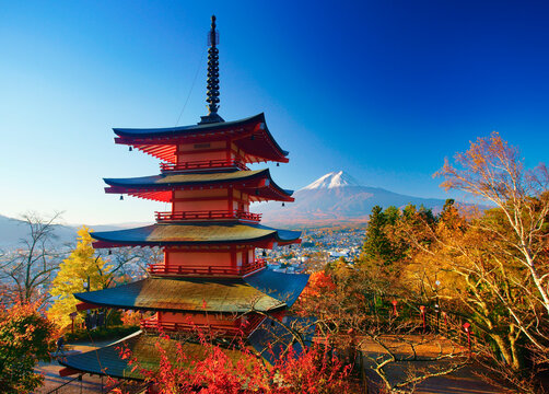 新倉山浅間神社の五重塔と朝の富士山, 日本,山梨県,富士吉田市