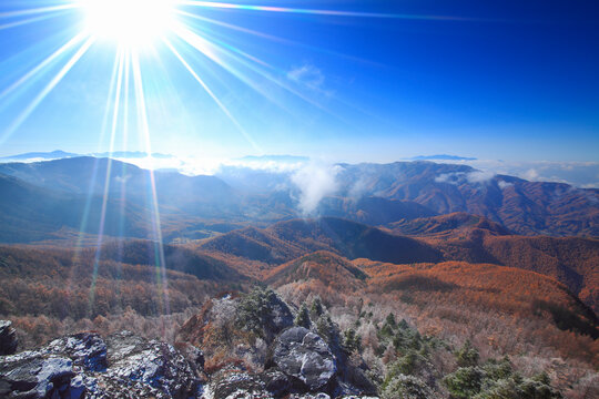 新雪の王ヶ鼻の岩稜と紅葉のカラマツ林と富士山などの山並み, 日本,長野県,松本市