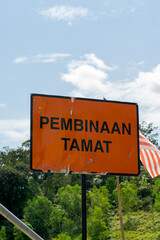 End Road Work Sign written in Bahasa Malaysia "pembinaan tamat"