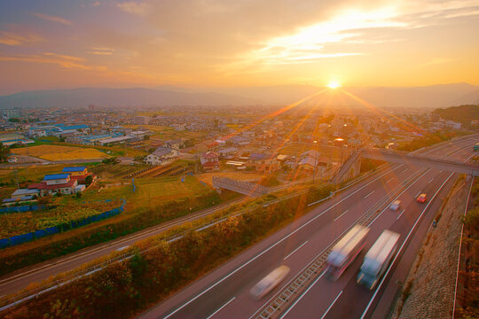 上野の跨道橋から望む上信越道と上田市街と穂高連峰方向の夕日, 日本,長野県,上田市